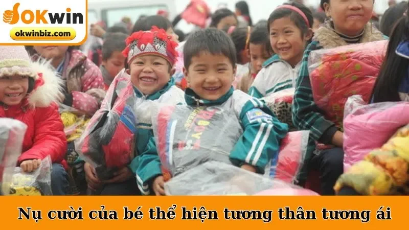 Nụ cười của bé thể hiện tinh thần tương thân tương ái